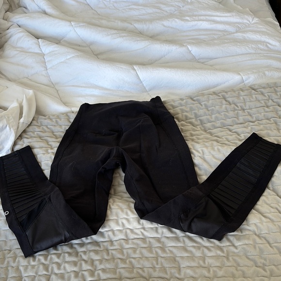 ALO Yoga Black Leggings - Picture 3 of 3